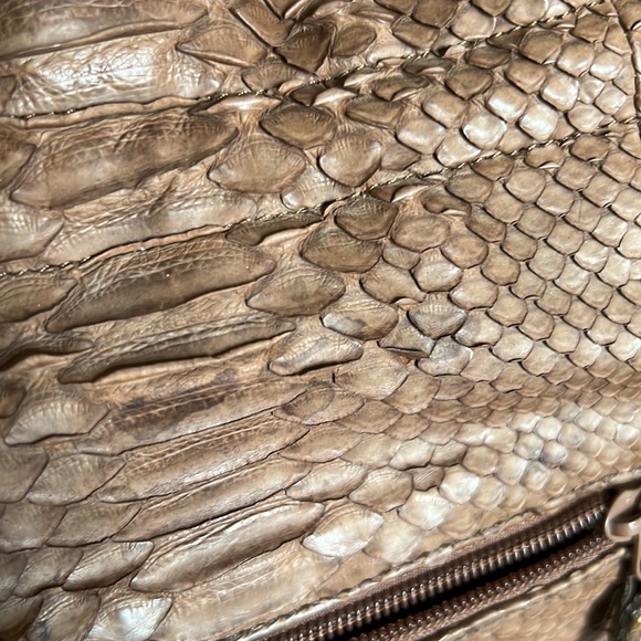 Genuine Python skin bucket bag with a crossbody strap - Picture 10 of 11